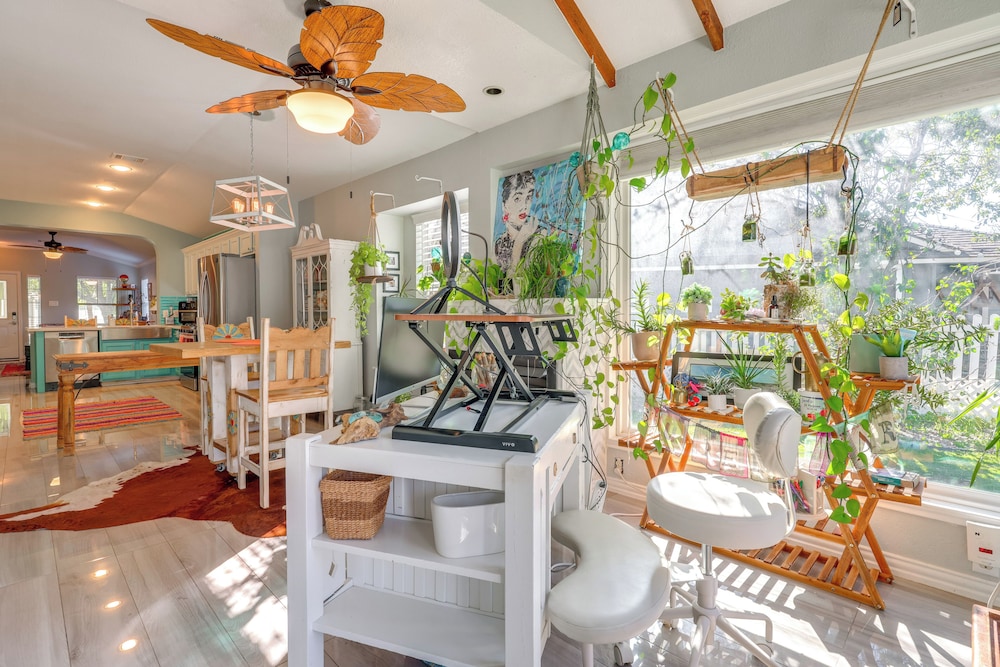 Dog-friendly Retreat w/ Yard, 22 Mi to Dtwn Austin