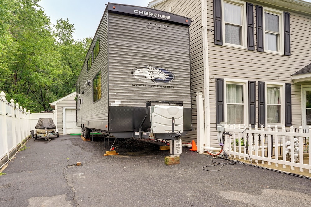 10 Mi to Leesylvania & River: Sleek Mobile Home