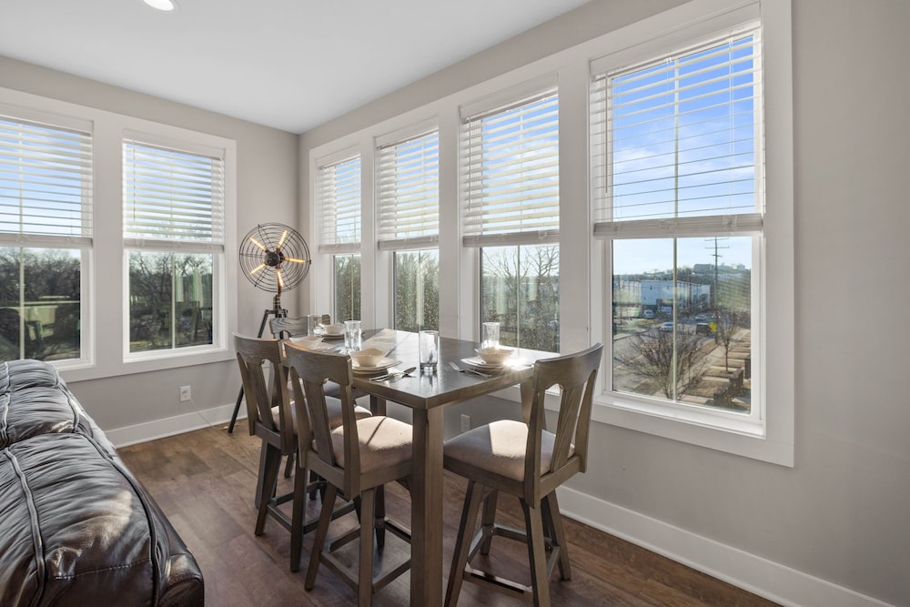 Pulse - Minutes to Broadway - Sleeps 6