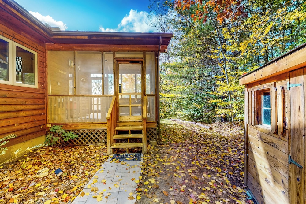 3BR Home w/ Private Hot Tub, Kayaks & Lake Views