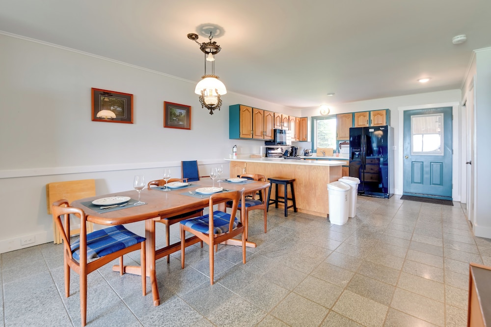 Community Boat Dock: Lake Memphremagog Condo!
