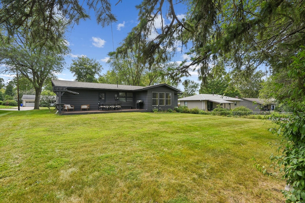 Iowa City 4br Backyard Walk To Stadium 4 Bedroom Home