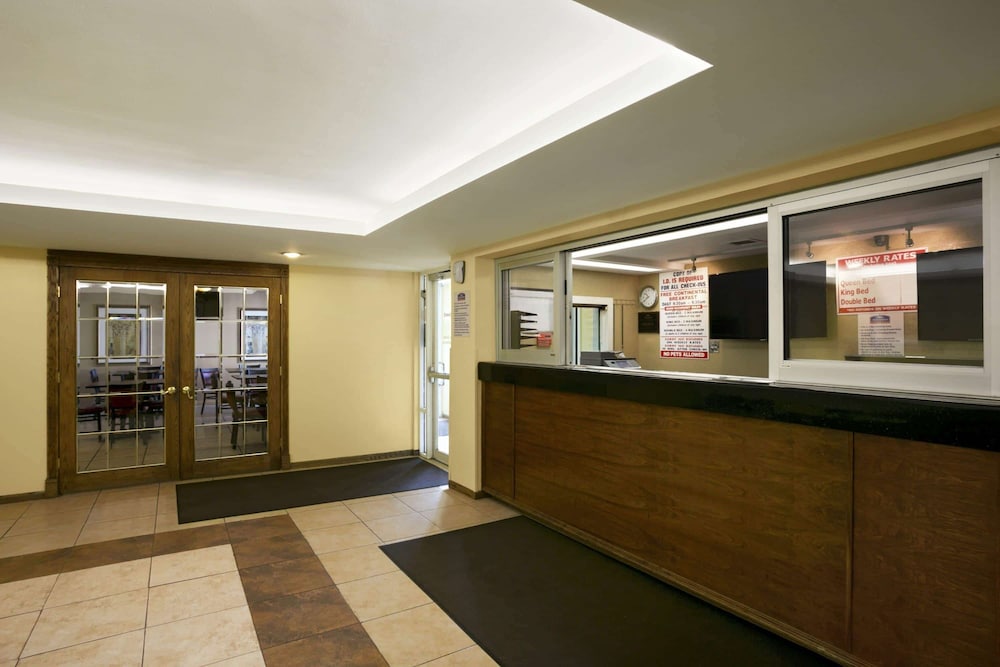 Lansing Vacations - Travelodge by Wyndham Lansing IL - Property Image 25