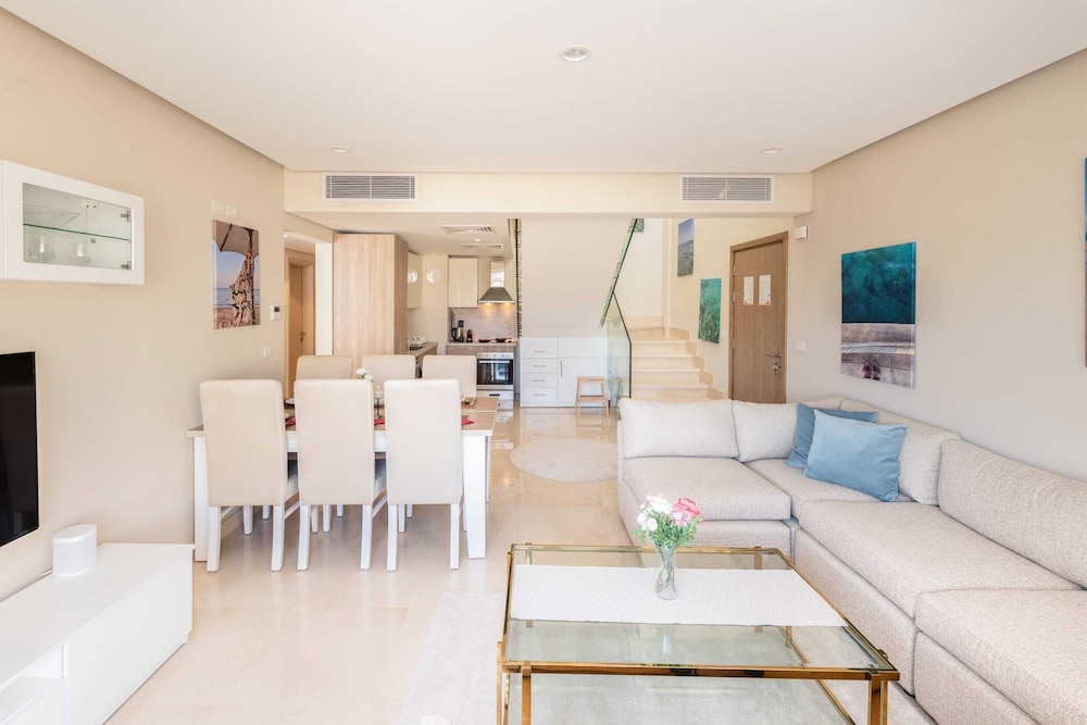 Xuru Stays I Exotic 1bdr w/ Outdoor Terrace Pool & Beach Access