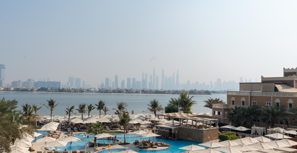 Massive 2 Bedroom with Palm View Balqis