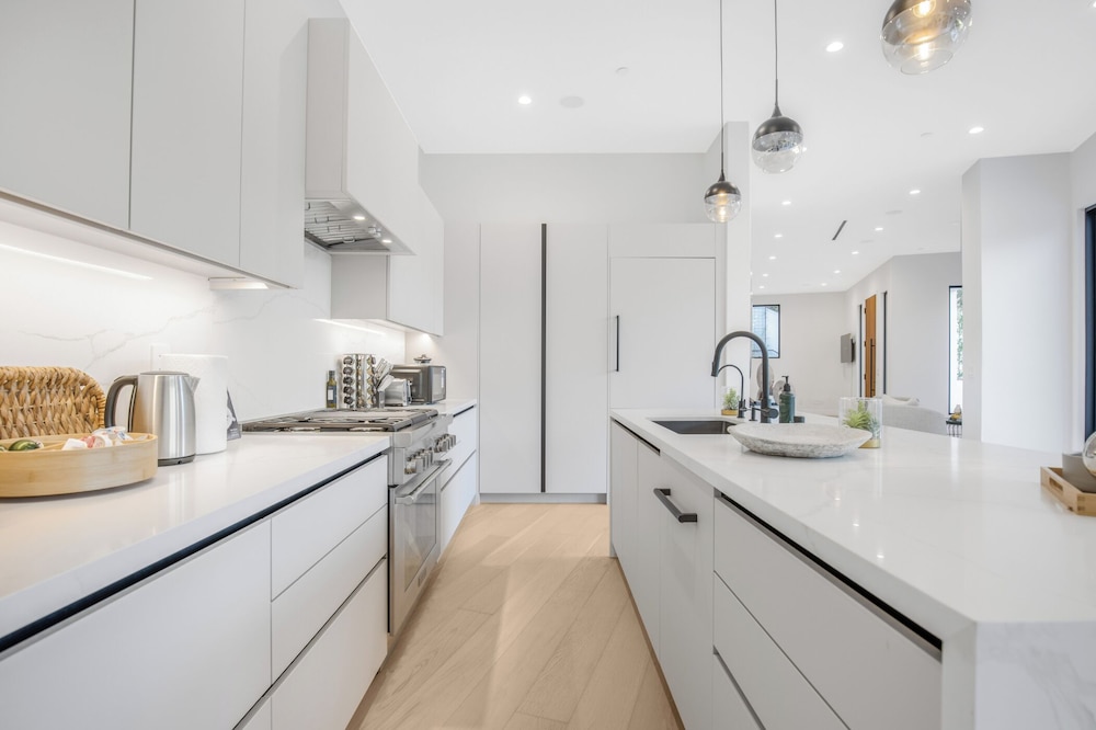 Belden Modern Villa - Iconic Hollywood Hills Retreat