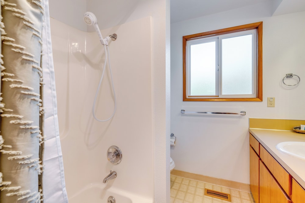 1/8 Mi to Neskowin Beach! Cozy Oregon Coast Home