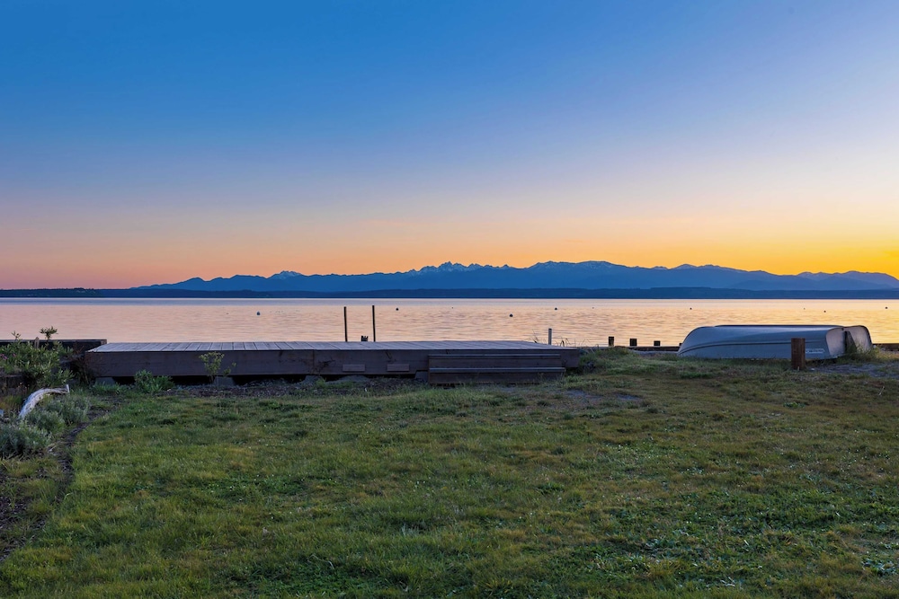Cozy Whidbey Island Stay Steps on the Beach Fireplace, Bbq, Near Trails