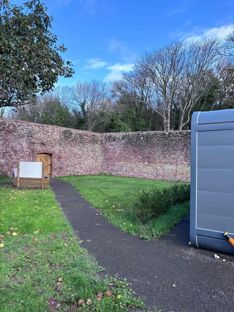 Glamping Pod With Hot Tub in Orchard