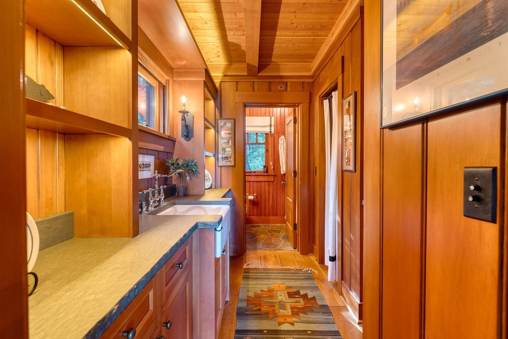 Homewood Lakefront by Avantstay Private Beach Lake Access Views