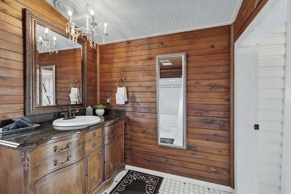 Victorian Escape-pool & Hot Tub!