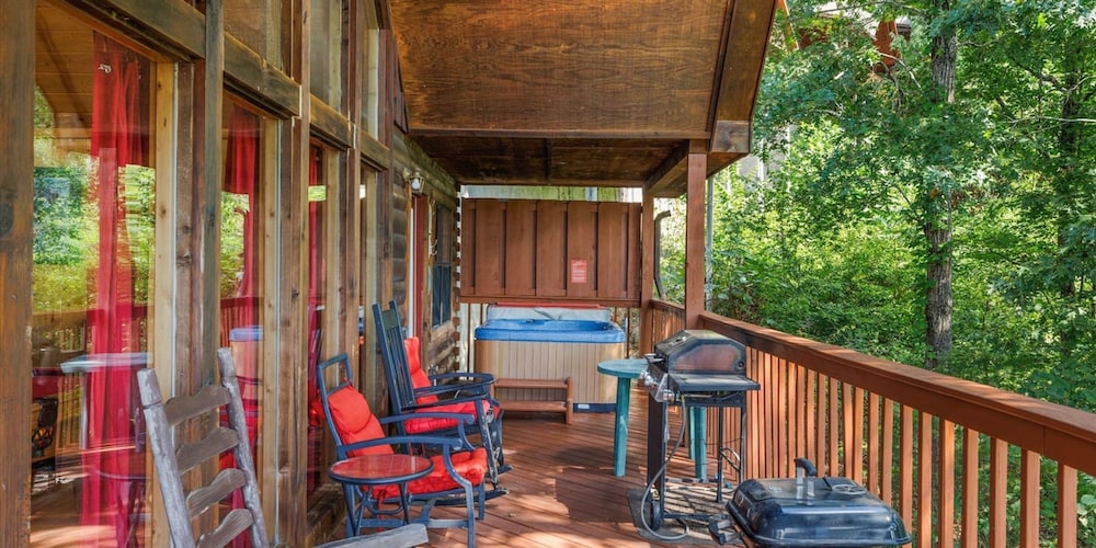 Smoky Mtn Lux Cabin Hot Tub Pool Views