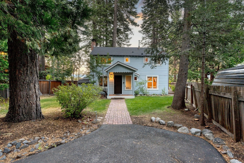 Lakefront Haven by Avantstay Minutes to Ski Resorts Private Dock Boat