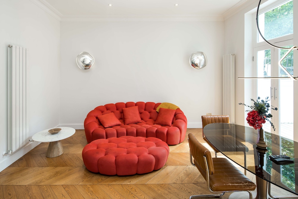 Luxury 2BD Apartment in Holland Park