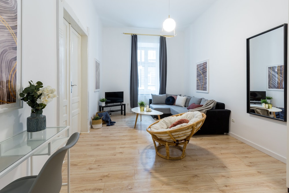 FriendHouse Apartments