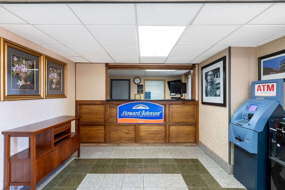 Gillette Vacations - Howard Johnson by Wyndham Gillette - Property Image 1