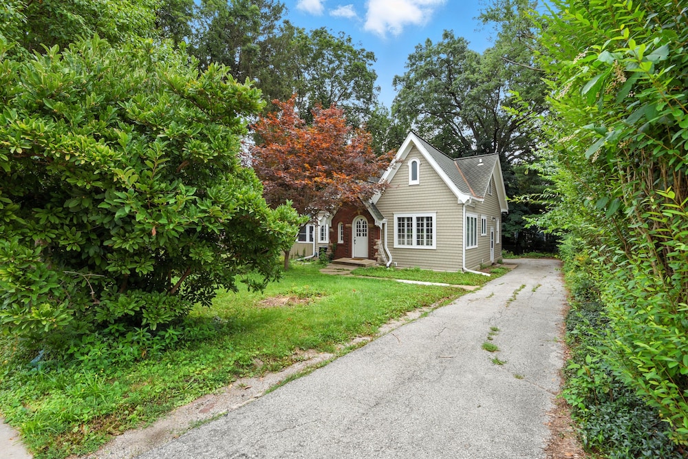 Charming Manville Heights Cottage Retreat 3 Bedroom Home