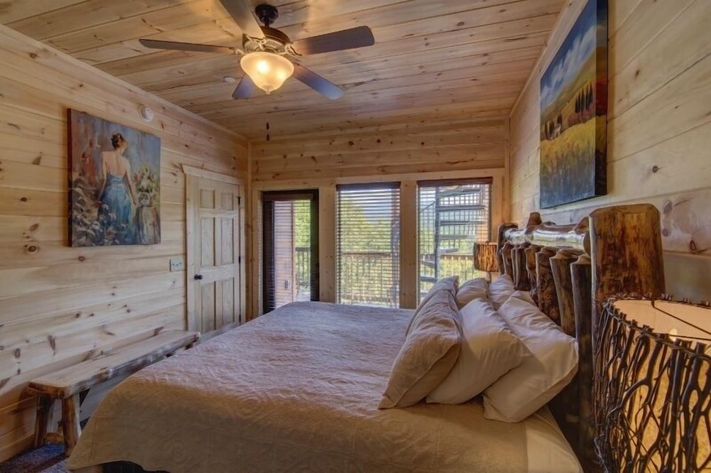Bare Fu't Chateau - 4 Bedrooms, 4 Baths, Sleeps 14 Home by RedAwning