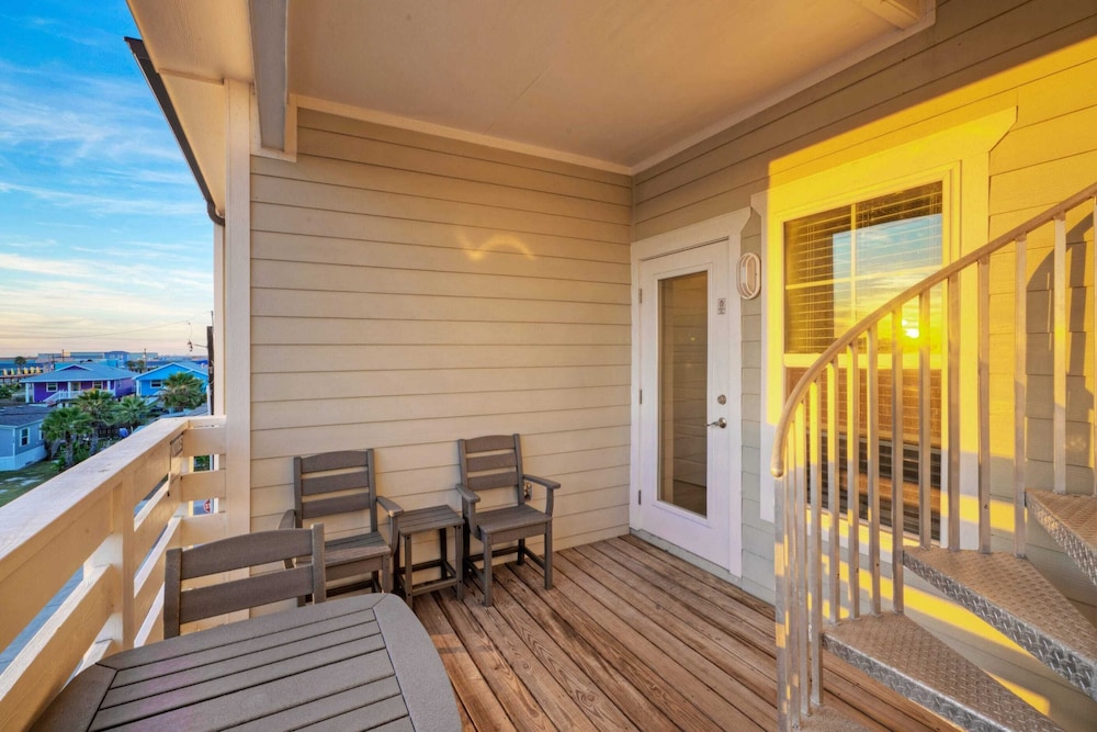 Sleeps 33! 4 Condos, Walk to the Beach, Resort-style Pool, Endless Summer Resort