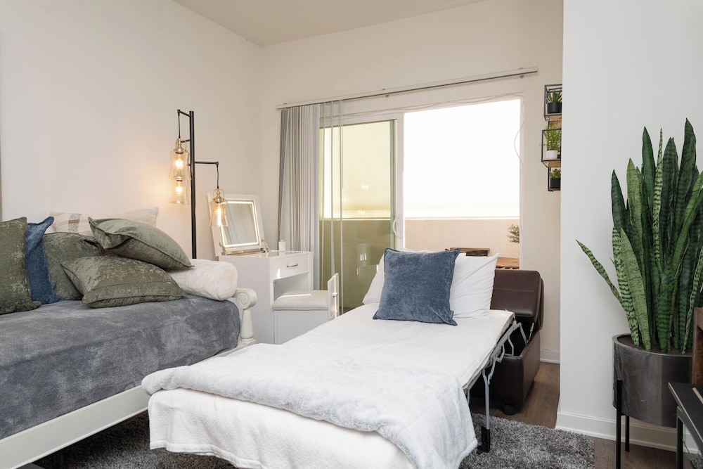 Hollywood Apartment Near Walk of Fame