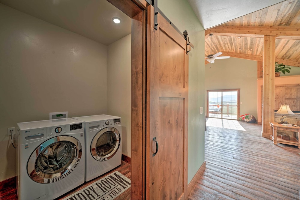 Custom Livingston Apt w/ Balcony + Mountain Views! view 2