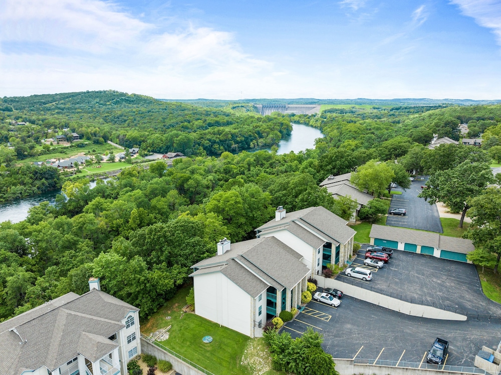 Bluffs Oasis 2 Bedroom Condo by RedAwning