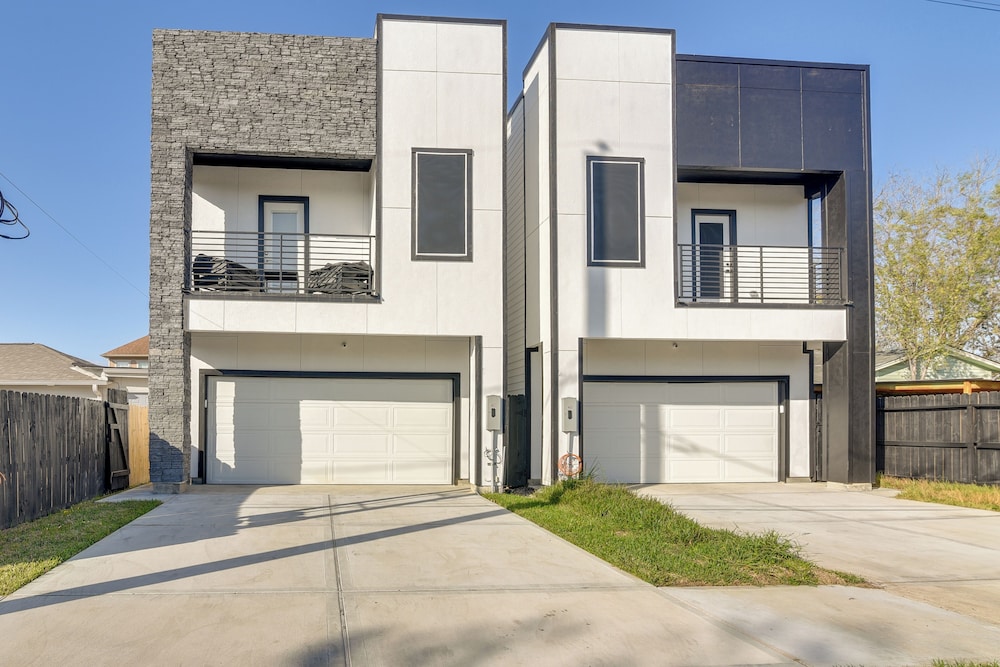 4 Mi to NRG Stadium: Luxurious Houston Townhome!
