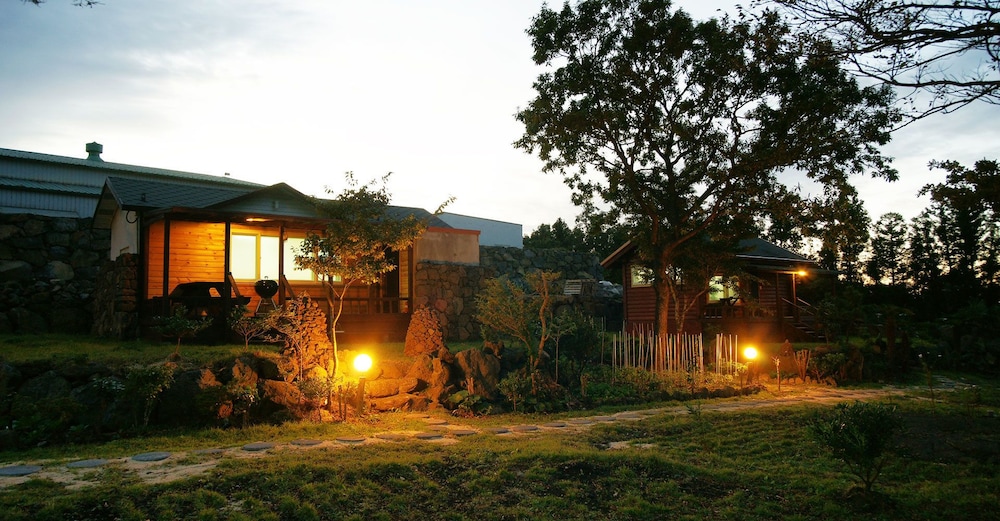 Gotjawal Geomun Oreum Pension