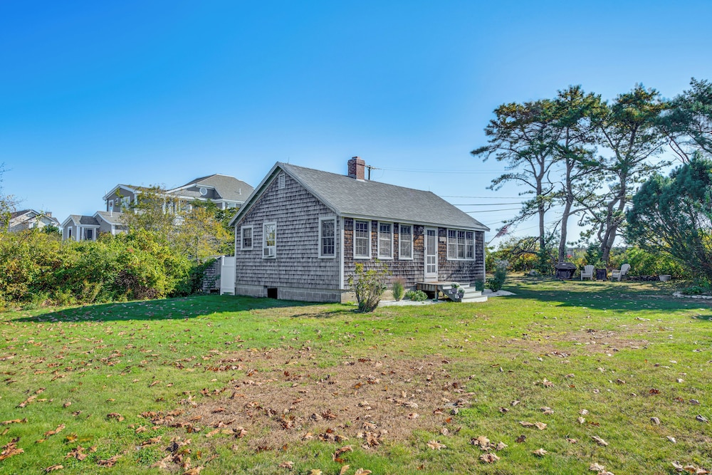 Steps to North Hampton Beach: Cottage w/ Deck!