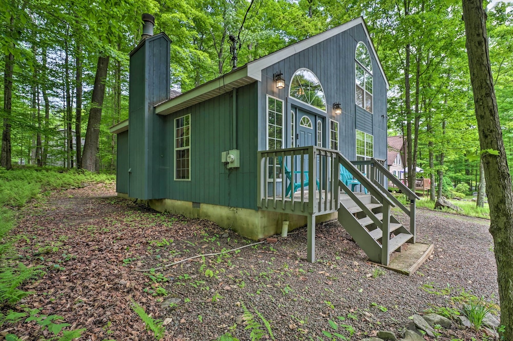 Pocono Lake Cottage w/ Pool Access & Private Deck view 5