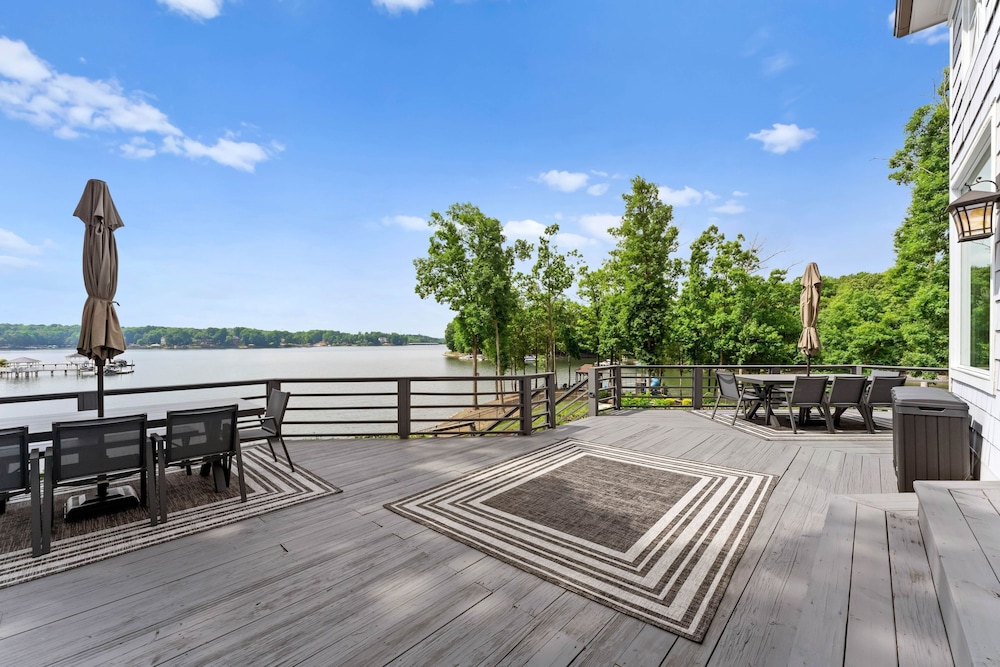 Paradise Pointe by Avantstay Lakefront Views Playset