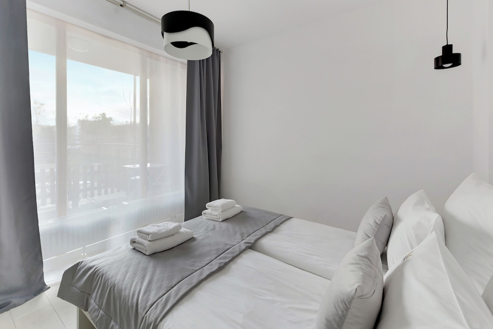 Aura - Riverside & Parking by Downtown Apartments
