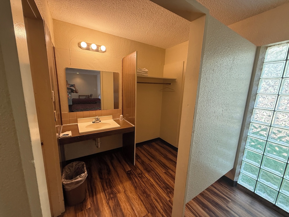 ECONOMY INN