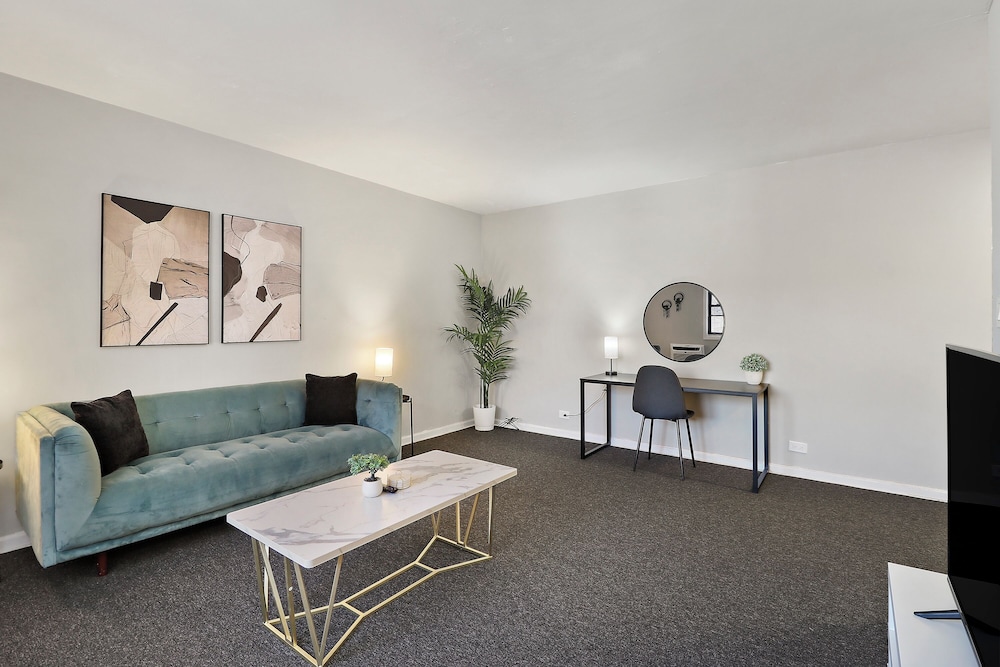 Cozy 1BR Apt Near Shops - Kimball C2