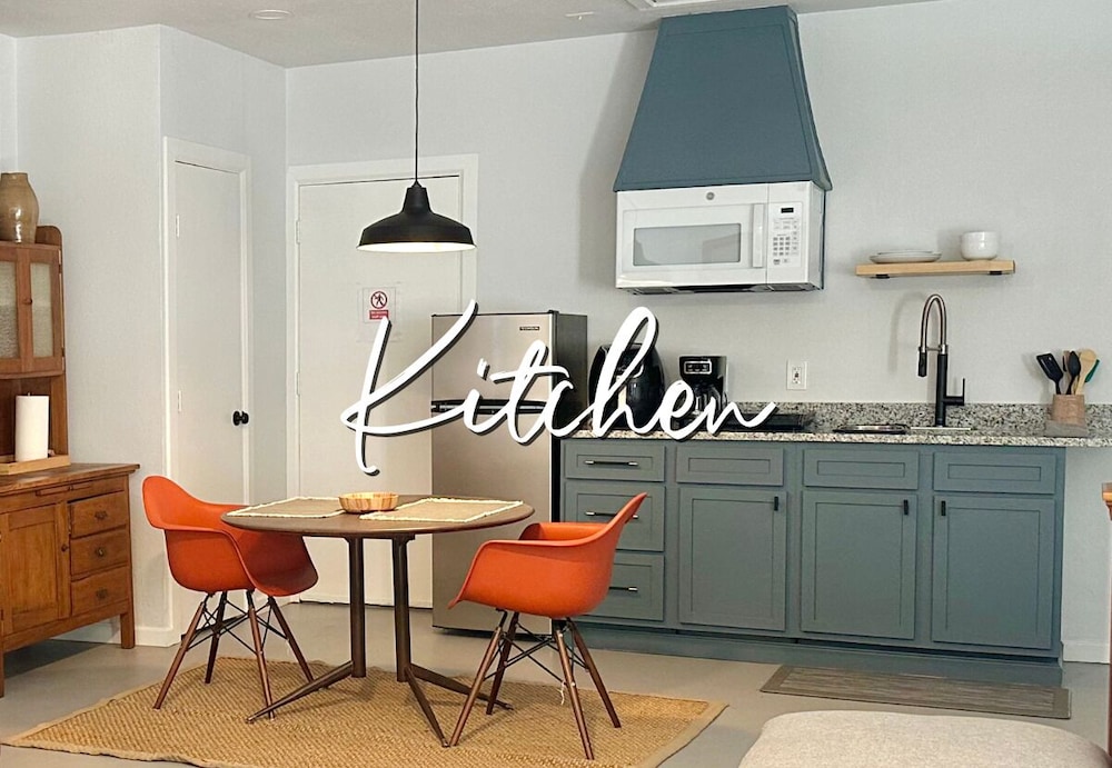 Modern Studio Retreat Stylish Spacious MR