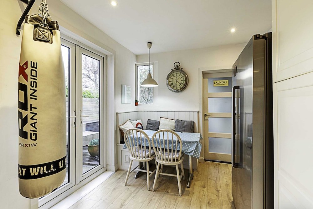 Gorgeous 4-bed Home With a Fireplace and Terrace
