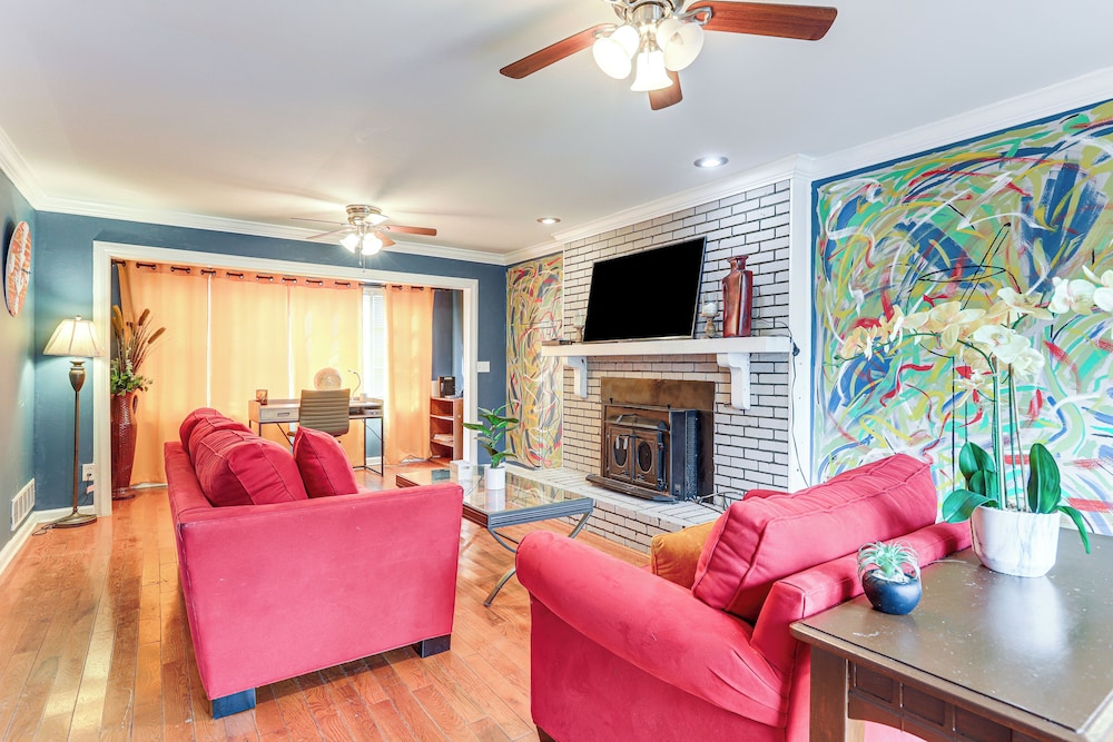 Entertainment-ready Yard: Spacious Riverdale Home