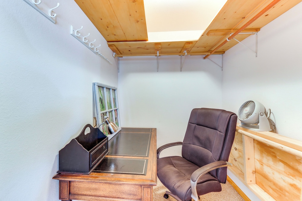 5 Mi to Cherokee Lake: Pet-friendly Cabin w/ Deck!
