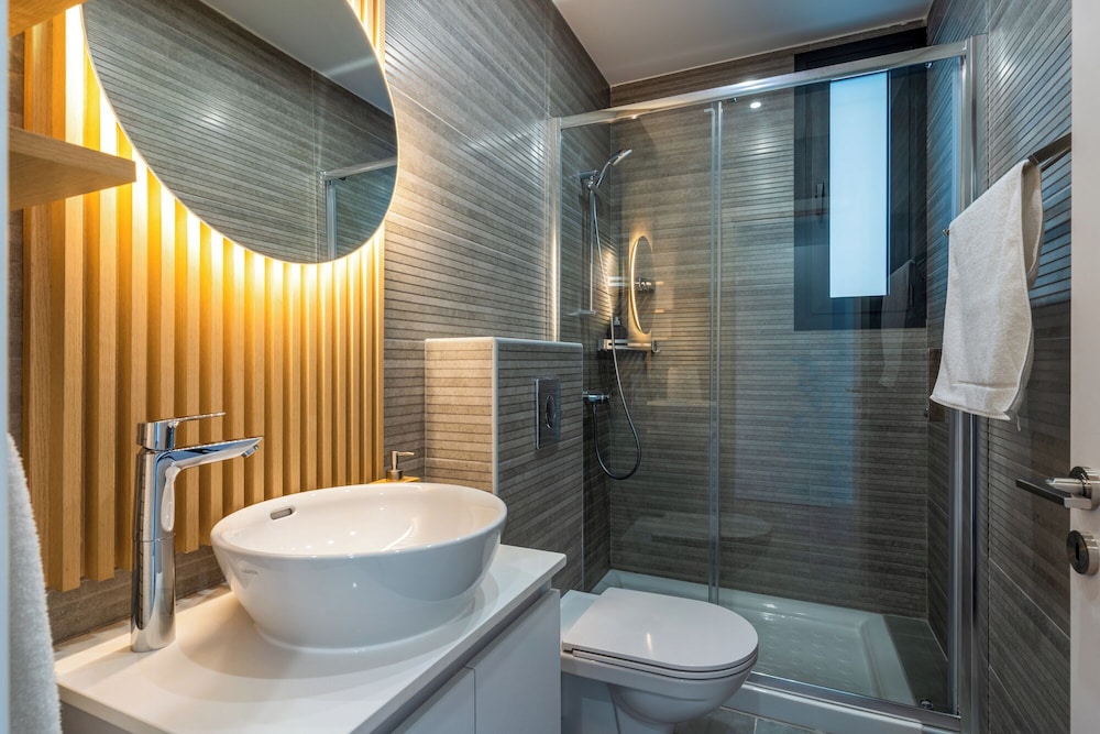 Beachcomber 2-BR Apartment in Larnaca