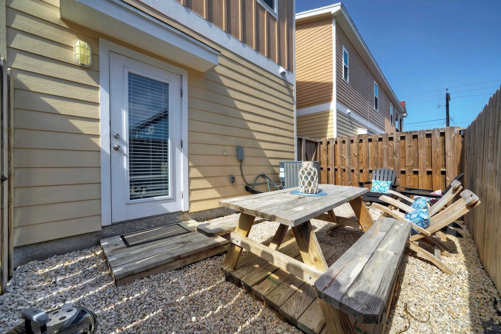 Sleeps 29, 3 Homes Beachside Resort Pool, Walk to the Beach