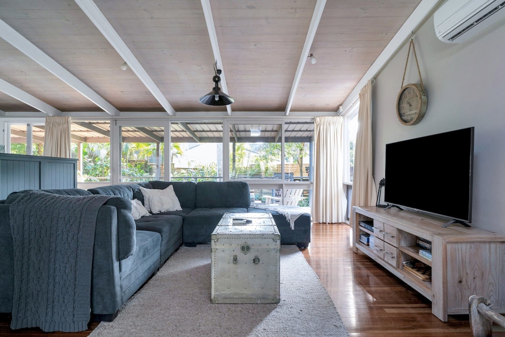 Secluded 3-bed Retreat Moments to the Beach