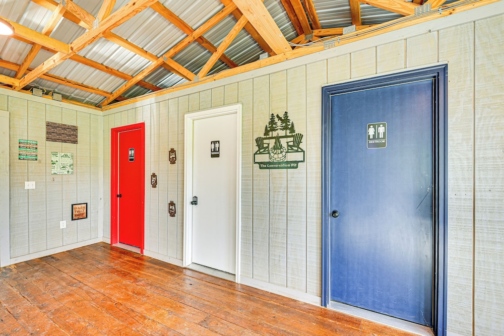 Secluded on 10 Acres: Livingston Getaway w/ Sauna!