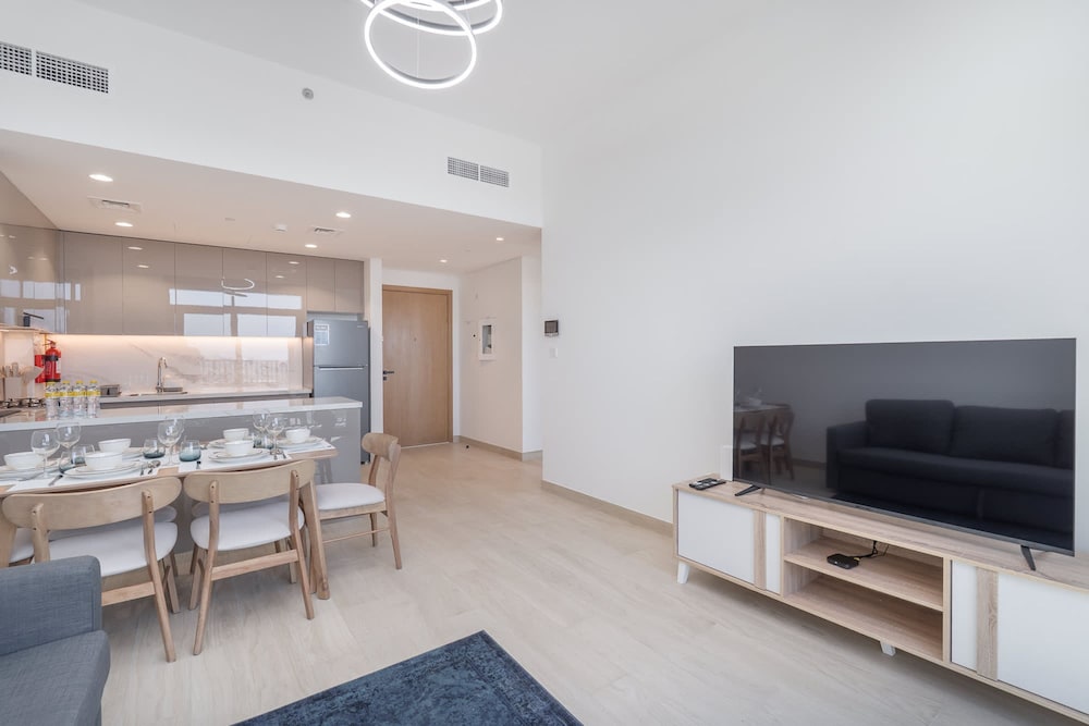 Modern and Peaceful 2 Bedroom in Amber by Azizi