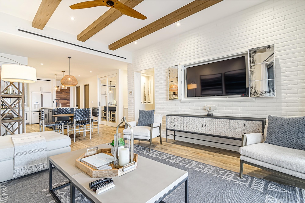 Oceanview 2BD Residence With a Spacious Terrace