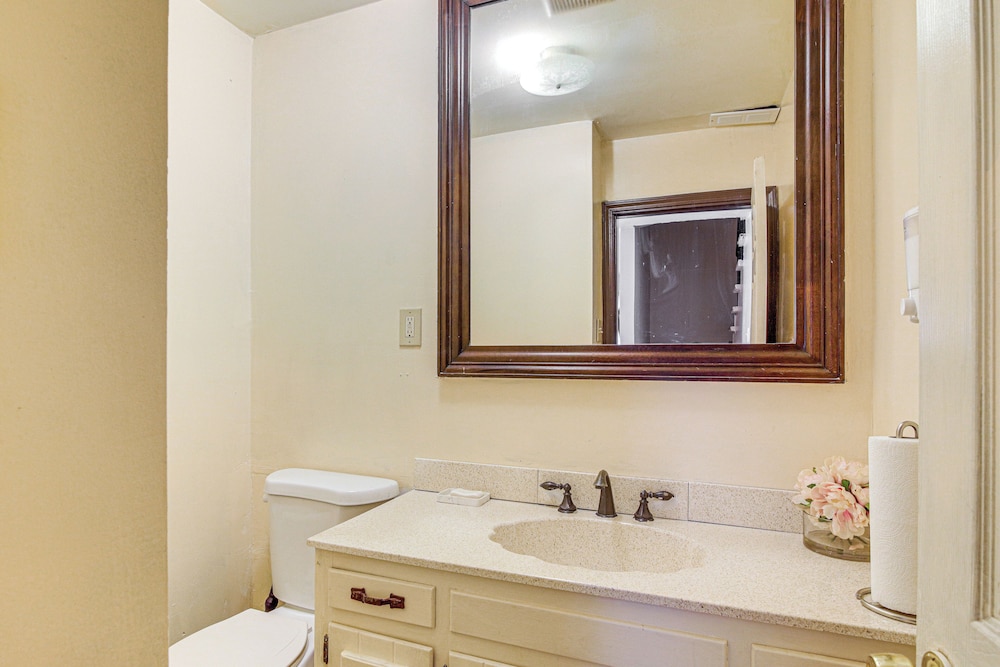 17 Mi to Dtwn Memphis: Townhome w/ Fenced Yard!