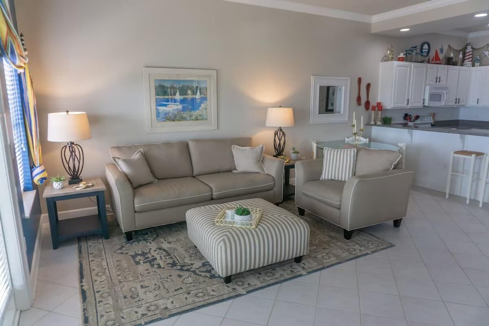 Pavilion Palms 204c