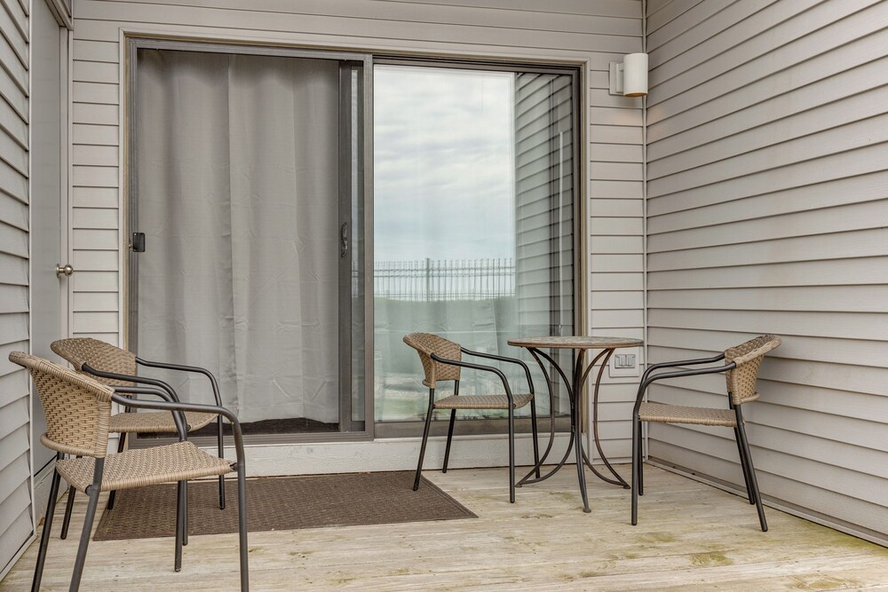 8 Mi to Traverse City: Bayside Couples Retreat