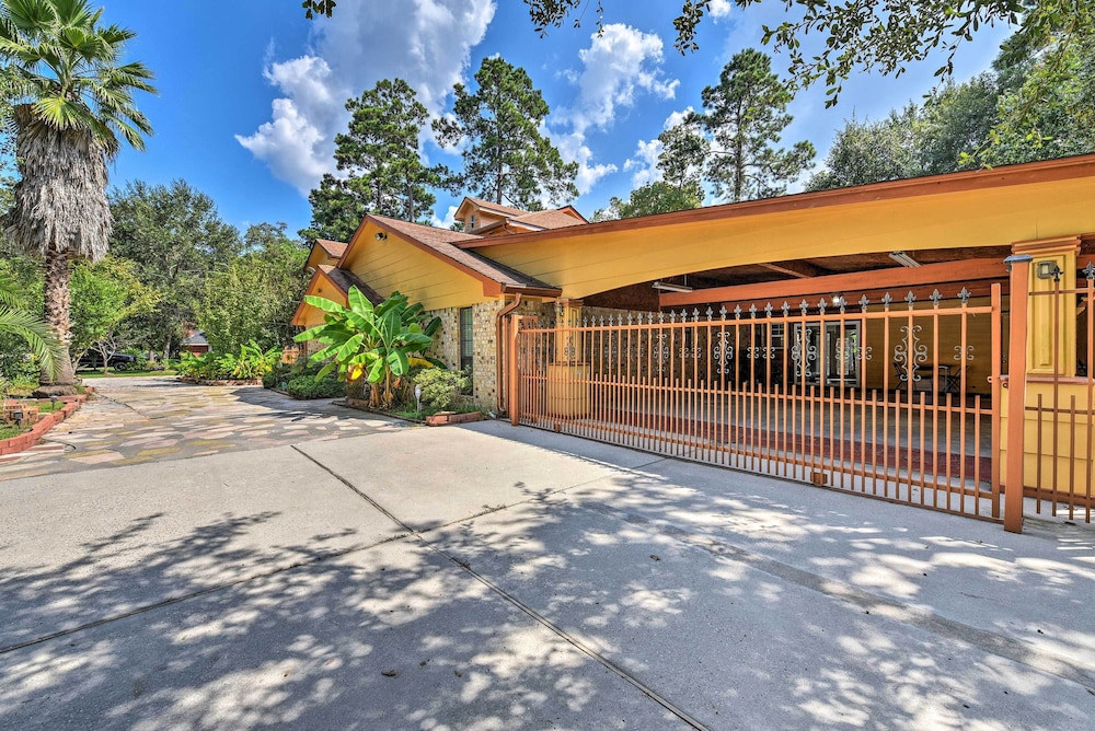 Spacious Conroe Home w/ Foosball & Pool Table! view 3