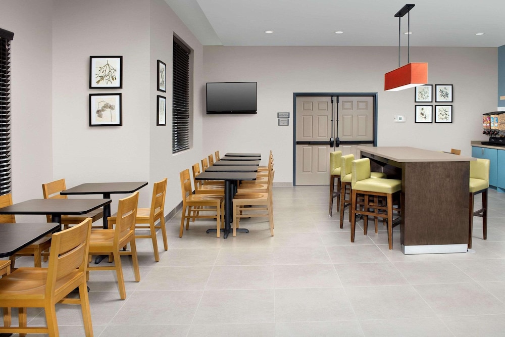 Country Inn Suites by Radisson, Houston Intercontinental Airport East, TX - Property Image 5