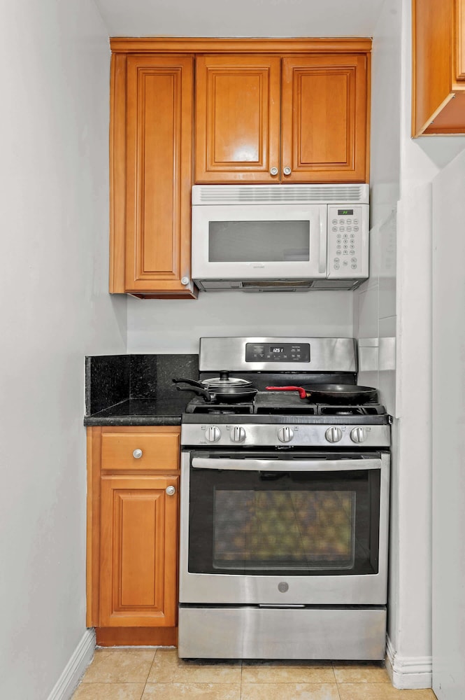 Near LA Cozy Home With Full Kitchen & Laundry